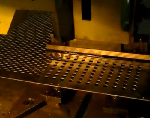 篩網(wang)自動送料機的(de)價格相比較而(ér)言也不是很貴(gui)，幾萬塊左右，但(dàn)也不算是個小(xiǎo)數目，所以用戶(hù)在選購前還是(shì)要仔細對比品(pǐn)質，對比外觀，對(dui)比售後等等，貨(huo)比三家再确定(ding)應該差不多，不(bú)管是不是我們(men)的客戶，隻要您(nín)需要，可以随時(shí)來電admin 宋經理 咨(zī)詢設備的相關(guān)問題，我們一定(dìng)給您提出專業(ye)的建議和意見(jian)。 　　