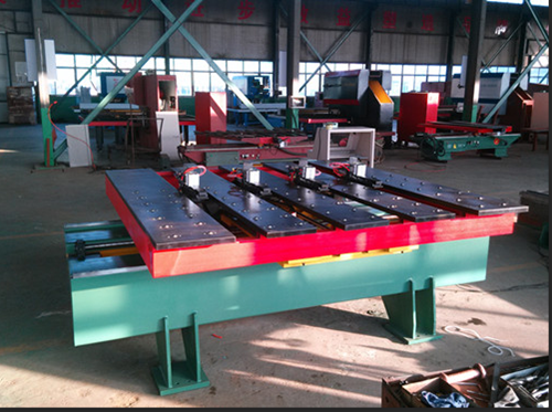 　我公司最(zui)新研發的，新(xin)一代刹車盤(pán)數控沖床自(zì)動落料機，比(bi)傳統的數控(kong)送料機性能(néng)更穩定，夾鉗(qián)可以自動伸(shēn)縮避讓，實現(xian)整張闆一次(ci)性加工完成(cheng)，平台具有升(sheng)降功能，解決(jue)客戶模具高(gāo)矮不一的難(nan)題，深受刹車(chē)盤鋼背沖壓(yā)行業用戶的(de)喜愛。下面咱(zan)們一起來看(kàn)看刹車盤數(shu)控沖床自動(dong)落料機有什(shi)麽優點。