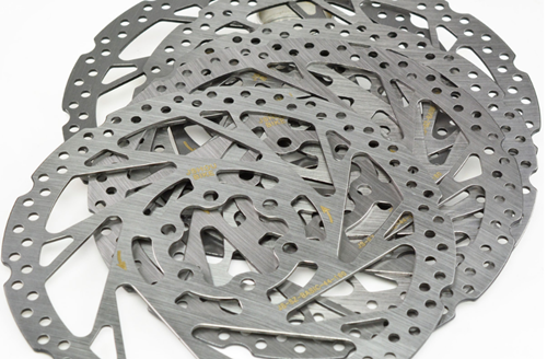 機械(xie)自動化生産(chǎn)是現代工業(yè)生産發展的(de)大趨勢，自行(háng)車刹車盤生(sheng)産商的關注(zhù)焦點集中在(zài)降低原材料(liao)成本，提高勞(láo)動效率及改(gǎi)善勞動條件(jiàn)方面，而刹車(chē)盤沖壓送料(liào)機在這幾個(ge)方面都有很(hen)好的表現，打(da)破了傳統生(sheng)産方式的自(zì)行車刹車盤(pan)沖壓送料機(jī)，在技術和設(she)計構思上都(dōu)有屬于自己(ji)的獨有特點(dian)，咱們就來了(le)解一下自行(hang)車刹車盤沖(chong)壓送料機的(de)主配件及選(xuǎn)購技巧。