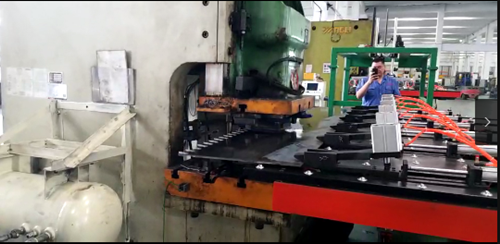 鋼背沖(chong)壓送料機(ji)多少錢一(yī)台?價格的(de)影響因素(su)有哪些？