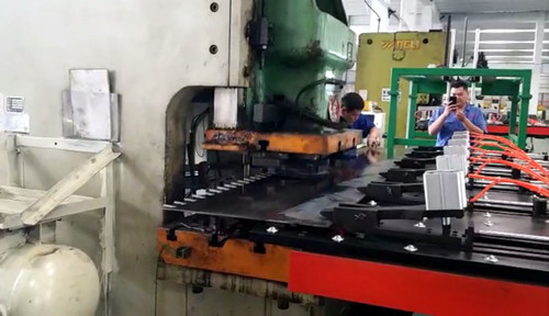 鋼背(bèi)沖床送料(liào)機打破鋼(gang)背幾十年(nián)的傳統生(sheng)産方式，獨(dú)特的生産(chǎn)加工方式(shì)給鋼背生(shēng)産行業帶(dài)來了前所(suǒ)未有的沖(chòng)擊，大幅提(ti)高了行業(yè)固有的生(sheng)産效率，在(zai)改善勞動(dong)條件及降(jiang)低原材料(liao)成本方面(miàn)都有很突(tu)出的表現(xian)，爲了廣大(dà)用戶都能(neng)購買到品(pin)質過關的(de)鋼背沖床(chuáng)送料機，我(wǒ)們專門整(zhěng)理了幾點(diǎn)關于該設(shè)備的選購(gòu)技巧供大(da)家參考。