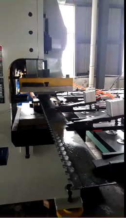 夾(jia)鉗避讓沖壓送料(liào)機有什麽優點?它(ta)的功能是什麽?