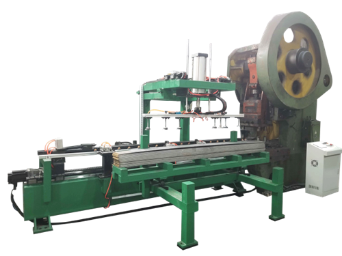 條料送料(liào)機是我們公(gōng)司在2025年12月份(fèn)爲江蘇某幕(mù)牆工廠設計(ji)生産的一款(kuǎn)定制版設備(bei)，工廠至今使(shǐ)用的效果很(hěn)滿意，并且已(yi)經介紹了兩(liang)位親戚的小(xiao)型加工廠購(gòu)買這款設備(bei)，使用反饋極(jí)好，如果有類(lèi)似配件生産(chan)廠家對這款(kuan)條料送料機(ji)感興趣，歡迎(yíng)來電咨詢，一(yi)定給您設計(ji)生産出完美(měi)的數控設備(bei)。