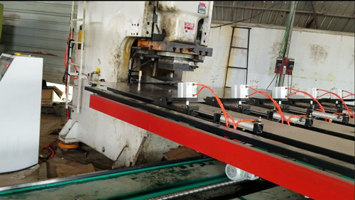 鋼背刹車(chē)盤沖壓送料機的(de)性能簡介