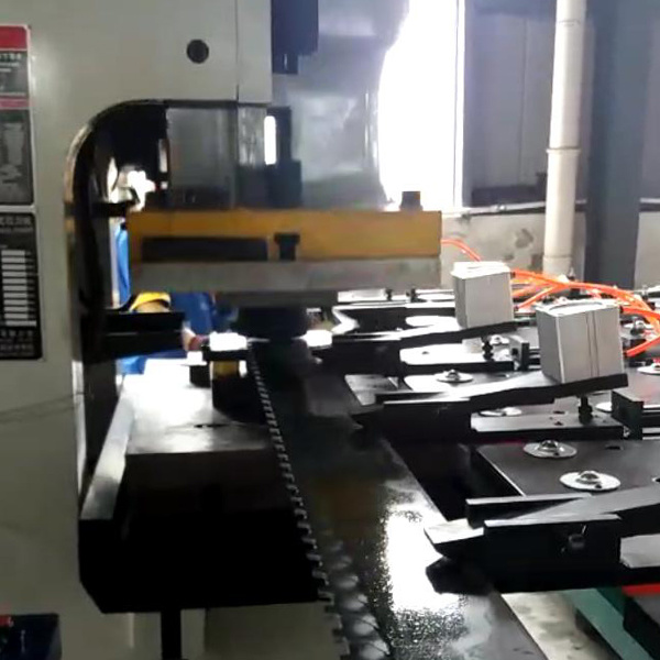 夾鉗(qián)避讓數控送料機(ji)