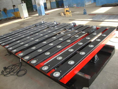 　數控送料機(ji)，從字面意思看(kan)就很好理解了(le)，就是一款依據(ju)數據編程實現(xiàn)傳送物料的自(zì)動化設備，主要(yao)功能就是省掉(diao)不必要的工序(xù)，代替人工，實現(xian)人機分離，提高(gao)生産率的同時(shí)又解放勞動力(li)，功能強大，應用(yong)領域廣泛，下面(mian)咱們具體看看(kan)數控送料機到(dào)底是幹什麽用(yong)的？