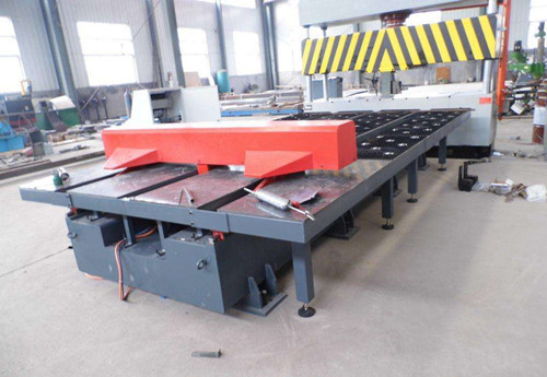 　剪(jian)闆送料機也(yě)是送料平台(tai)家族中的一(yī)員，它和數控(kong)送料機的區(qū)别咱們在前(qián)面的文章中(zhōng)有專門的講(jiǎng)過，一是送料(liào)對象不同，剪(jian)闆送料機是(shì)和剪闆機配(pèi)套使用，而數(shù)控送料機是(shi)和沖床配套(tào)使用，二是執(zhi)行程序不一(yī)樣，剪闆送料(liào)機執行的程(chéng)序相對單一(yi)一些，隻限于(yú)平面運動，而(ér)數控送料機(ji)執行的程序(xu)比較複雜，運(yun)行軌迹是立(li)體的。與數控(kong)送料機一樣(yàng)的是剪闆送(sòng)料機也是有(yǒu)不同的型号(hao)的，咱們一起(qi)來看一下具(jù)體的型号區(qu)分，延伸至價(jià)格方面的差(chà)别。