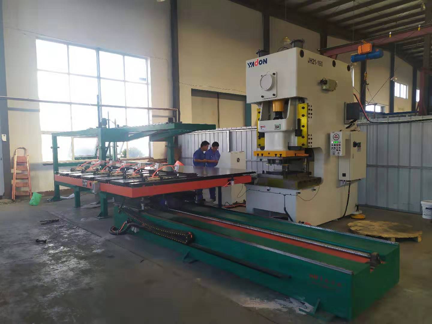 随着國内汽(qi)車钣金、篩網、鋁(lü)單闆、汽車配件(jian)等五金制造行(háng)業進入增長高(gao)潮，工人工資不(bú)斷上漲，勞動力(li)缺乏，自動化代(dài)替人工勞動力(li)趨勢不斷上升(shēng)，國内沖床送料(liào)機市場發展迅(xun)速。實現沖床送(sòng)料機産品從低(di)端到高端、從初(chu)級産品加工到(dào)高精尖産品制(zhì)造的轉變，實現(xian)從中國制造到(dao)中國創造、從制(zhì)造大國到制造(zao)強國的轉變。