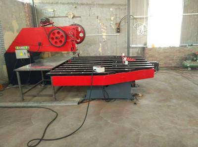 數(shù)控送料機在(zai)使用過程中(zhong)難免會有一(yi)些大問題小(xiao)問題，下面咱(zán)們一起來了(le)解一下數控(kòng)送料機的常(chang)見小故障，這(zhe)些問題經過(guo)提示，工廠一(yi)般就能自行(háng)解決了，不需(xū)要停機等待(dai)售後人員，當(dāng)然如果确實(shí)自己人員不(bú)熟悉送料機(ji)的内外構造(zao)，那就需要及(jí)時聯系廠家(jiā)電話視頻指(zhi)導，不可盲目(mù)自己拆卸調(diào)整。