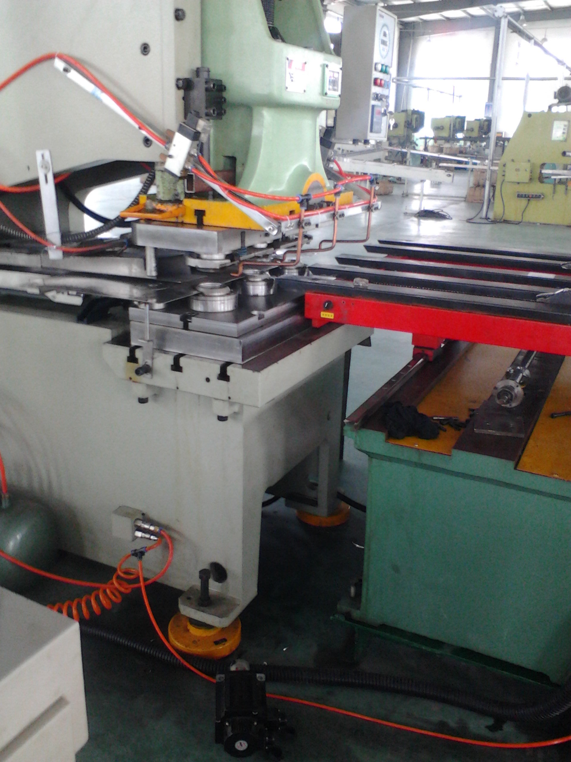 江蘇瓶(píng)蓋制造廠數控(kong)送料機