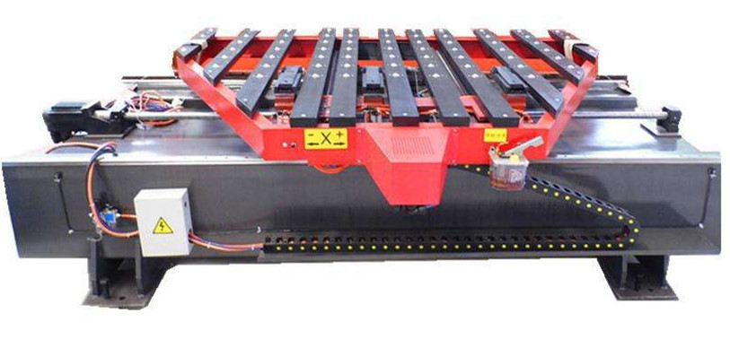 沖床(chuáng)送料架(jià)就是大(dà)家常說(shuo)的數控(kòng)送料機(ji)，沖床送(sòng)料器，數(shu)控送料(liao)架……沖床(chuáng)送料架(jia)是配合(he)廠家的(de)普通沖(chòng)床使用(yong)，形成數(shu)控沖床(chuáng)，提高生(shēng)産效率(lǜ)的同時(shi)也在爲(wèi)工廠節(jie)省原材(cái)料成本(běn)和人員(yuán)成本，簡(jian)單說就(jiù)是省錢(qián)！以下咱(zán)們具體(tǐ)分析一(yi)下。