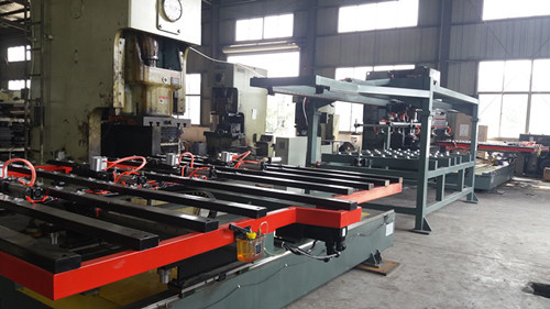 　一台好的數(shu)控送料機不單單(dān)指的是配置的好(hǎo)壞，主配件質量好(hǎo)，設備整體的加工(gong)精度和裝配精度(du)高，隻有具備這三(sān)點，才算是一台真(zhēn)正的好設備，三者(zhě)缺一不可，這也是(shì)市面上同樣叫做(zuo)送料機，但是價格(gé)卻差别很大的主(zhu)要原因。