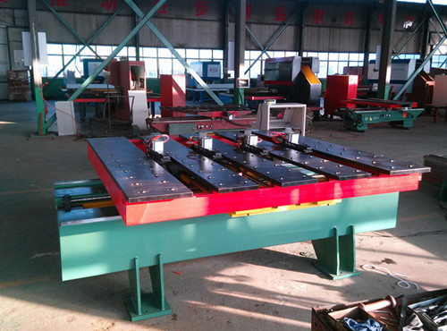 　自動(dòng)化送料機的主(zhu)要功能就是與(yǔ)廠家的普通沖(chong)床配合形成數(shù)控沖床，相比一(yi)台數控轉塔沖(chong)床來說，雖然隻(zhī)是一種簡易的(de)改進，但卻爲企(qǐ)業的生産方式(shì)帶來了突破性(xìng)的改變，自動化(hua)送料機在提高(gāo)生産效率的同(tóng)時也在爲工廠(chǎng)節省原材料成(chéng)本和人工成本(ben)，簡單說就是方(fang)方面面的在省(sheng)錢！下面咱們來(lai)具體分析一下(xià)自動化送料機(jī)是怎樣爲企業(ye)省錢的。