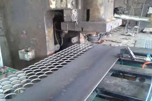 圓片(piàn)落料機(jī)目前主(zhǔ)要應用(yong)與刹車(chē)盤的生(sheng)産加工(gong)中，不僅(jin)能降低(di)原材料(liao)成本，提(tí)高勞動(dòng)效率，更(gèng)能節省(shěng)人工，改(gǎi)善勞動(dong)條件，爲(wèi)企業創(chuàng)造更高(gāo)的效益(yì)，推進了(le)自動化(huà)生産的(de)進程，那(nà)麽作爲(wei)颠覆傳(chuán)統生産(chan)方式的(de)圓片落(luò)料機，不(bú)僅硬件(jiàn)配置足(zu)夠過硬(ying)，它的智(zhi)能化人(ren)性化也(yě)必須要(yào)有更高(gāo)的要求(qiú)，爲此我(wo)們總結(jie)幾點關(guan)于圓片(pian)落料機(ji)的選購(gou)技巧供(gong)大家參(can)考.