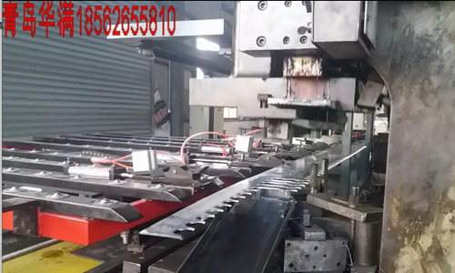 　沖(chòng)壓自動化送料裝(zhuang)置從字面意思就(jiu)很容易理解了，通(tong)俗講就是配合沖(chòng)床完成沖壓工序(xù)的一款自動化設(she)備，這款設備按照(zhao)設定好的程序自(zì)動工作，自動完成(cheng)沖壓，解放勞動力(lì)，提高勞動生産效(xiao)率，通過科學排版(ban)方式可以大大提(tí)高闆料利用率，節(jiē)省原材料，下面咱(zan)們以刹車片鋼背(bèi)生産爲例，爲大家(jia)簡單介紹一下，沖(chòng)壓自動化送料裝(zhuang)置是幹什麽用的(de)？