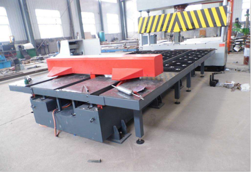 關于剪闆(pǎn)機送料架的(de)價格和品質(zhì)問題，相比是(shì)諸多用戶都(dou)比較關心的(de)問題，這款送(song)料架的出現(xian)并應用，基本(ben)打破了剪闆(pǎn)行業傳統的(de)生産方式，提(ti)高了勞動效(xiào)率，減少闆料(liào)浪費，工人安(ān)全生産的問(wèn)題得到了很(hěn)好的解決，所(suǒ)以才吸引了(le)越來越多的(de)用戶購買，關(guan)于這款剪闆(pǎn)機送料架的(de)品質和價格(ge)問題咱們一(yī)起簡單的分(fèn)析一下。