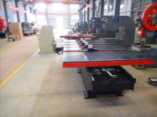 沖床送料器是(shì)近幾年新型的(de)一款數控設備(bèi)，多應用與廣告(gao)加工，五金闆材(cai)加工，篩網制品(pǐn)，太陽能配件加(jiā)工及汽車钣金(jīn)，LED支架等各行各(ge)業，因相關信息(xī)閉塞及專業知(zhi)識普及率低，很(hen)多人還不了解(jie)，甚至訂貨時不(bu)知道要怎樣和(he)工廠溝通，下面(miàn)幾點和大家分(fen)享一下購買沖(chong)床送料器的注(zhu)意事項