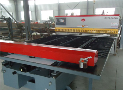 剪闆機(ji)前送料機(ji)是怎樣爲(wèi)工廠省錢(qian)的