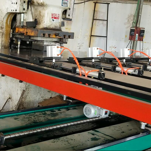 江蘇刹車片沖床(chuang)送料機