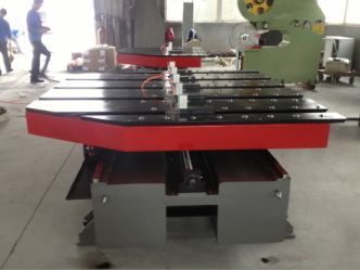 刹車片沖壓(yā)送料機是送(sòng)料機在日常(chang)生産中較爲(wèi)完美的應用(yong)體現，本公司(sī)在傳統技術(shu)上對此加以(yǐ)改進升級，加(jia)之衆多用戶(hù)的好評反饋(kuì)和良好的建(jiàn)議，目前，該設(she)備越來越多(duō)的應用在刹(sha)車片，鋼背，大(da)圓片的沖片(piàn)下料及大中(zhōng)型工廠的生(sheng)産加工中，并(bìng)且太陽内内(nèi)膽等配件的(de)加工企業也(yě)在愉快的洽(qià)談合作中。