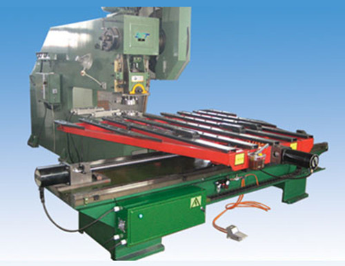 由(you)于刹車(chē)盤下料(liao)機自動(dòng)化程度(dù)高，結構(gou)複雜，所(suo)以故障(zhàng)率比普(pu)通機械(xiè)設備高(gāo)一些，維(wéi)修難度(dù)也較大(da)，同時對(duì)下料機(jī)維修人(ren)員的素(sù)質要求(qiú)也比較(jiào)高，要求(qiu)機床出(chū)現故障(zhang)後，能盡(jìn)快排除(chú)。下料機(jī)維修技(ji)術不僅(jin)能夠保(bao)障數控(kong)設備正(zhèng)常運行(háng)，而且對(dui)數控技(jì)術的發(fā)展和完(wán)善也有(you)一定的(de)推動作(zuo)用。接下(xià)來爲各(gè)位介紹(shào)常見故(gù)障以及(ji)解決方(fāng)法。