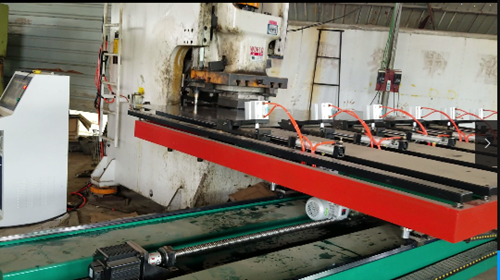 鋼背(bèi)刹車盤自動送(sòng)料機的應用，直(zhí)接颠覆了鋼背(bèi)刹車盤多年的(de)傳統送料生産(chǎn)方式，在目前的(de)钣金沖壓加工(gōng)企業傳送工序(xu)中，越來越多的(de)用戶趨向生産(chǎn)自動化智能化(huà)，但是在購買前(qian)建議用戶做足(zu)功課，一起來看(kan)看購買鋼背刹(shā)車盤自動送料(liao)機需要注意哪(na)些問題。