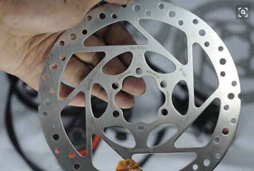 山(shan)地自行(háng)車刹車(chē)盤沖壓(ya)行業因(yin)沖壓送(song)料機的(de)應用，逐(zhú)漸邁入(ru)工業自(zi)動化數(shù)字化行(háng)列，因沖(chong)壓送料(liào)機的強(qiang)大功能(néng)，打破了(le)山地自(zi)行車刹(sha)車盤沖(chong)壓行業(ye)的傳統(tong)方式，帶(dai)動了行(háng)業的快(kuài)速穩定(dìng)發展，關(guān)于這款(kuǎn)山地自(zi)行車刹(sha)車盤沖(chong)壓送料(liào)機，咱們(men)一起來(lái)看看選(xuǎn)購注意(yi)事項有(you)哪些。