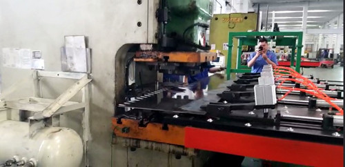 在當今(jin)的钣金沖(chòng)壓送料工(gong)序中，自動(dong)沖壓送料(liao)機始終占(zhàn)據主導地(di)位，節省成(chéng)本的同時(shí)大大提高(gao)了行業的(de)勞動效率(lü)，關于這款(kuan)自動沖壓(yā)送料機的(de)夾鉗避讓(rang)功能，咱們(men)着重的介(jiè)紹一下，廣(guang)大的用戶(hù)也多了解(jie)，多對比!