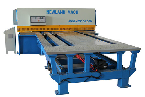 數控剪闆(pan)送料機是數(shù)控沖床的重(zhong)要組成部分(fen)，它的主要作(zuò)用是托運闆(pan)材和自動送(sòng)料，是依靠數(shu)據編程控制(zhì)運行精度的(de)，操作簡單易(yi)學，有效提高(gāo)生産效率。