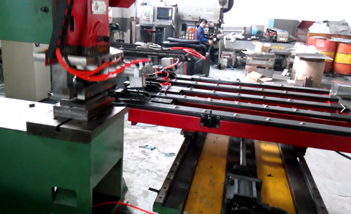  　　數(shù)控送料機的功(gong)能比較強大，像(xiàng)機器人一樣可(kě)以按照人類設(she)定的程序自動(dòng)完成既定工作(zuo)，且适用領域比(bi)較廣泛，雖然這(zhè)款設備具有智(zhì)能性的特點，但(dan)是它本身也隻(zhi)是一台機械設(shè)備，還是需要定(ding)期的維護和保(bǎo)養，這樣才可以(yǐ)延長送料機的(de)使用壽命，下面(miàn)簡單介紹兩個(ge)關于數控送料(liào)機的保養技巧(qiǎo)，供大家參考。 　　