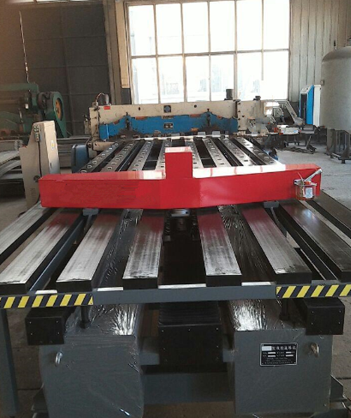 　全自動(dòng)數控剪闆送料(liào)機是目前钣金(jīn)剪裁行業主導(dao)的送料設備，與(yu)剪闆機一起組(zǔ)成剪闆機流水(shui)線，省時省力省(shěng)人工，是機械自(zì)動化的完美體(tǐ)現，下面咱們一(yī)起來看看全自(zì)動數控剪闆送(sòng)料機的價格和(he)相應的選購技(jì)巧。