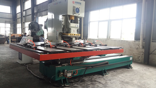 刹車片送(sòng)料機在目前(qian)的刹車片生(shēng)産中占據主(zhǔ)導地位，因其(qi)極具智能化(huà)及人性化等(děng)衆多優點，越(yuè)來越多的領(ling)域都可以使(shi)用送料機這(zhè)款設備，當然(rán)設備本身也(ye)确實具備強(qiang)大功能，爲各(gè)行各業實現(xian)了節省原材(cái)料，提高生産(chǎn)效率等訴求(qiu)，關于這款設(shè)備的型号和(hé)價格等具體(ti)問題，咱們一(yī)起來仔細分(fèn)析一下。