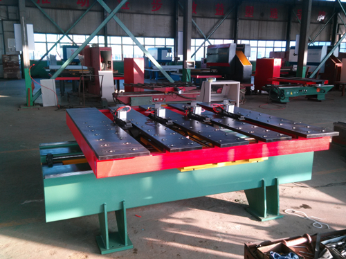 沖床送料(liào)機應用與(yu)钣金沖壓(yā)送料工序(xu)，帶來的沖(chòng)擊确實比(bi)較大，這款(kuan)設備具有(yǒu)人工智能(neng)的特點，可(ke)以按照既(jì)定程序完(wan)成相對應(ying)的工作内(nèi)容，解放勞(láo)動力的同(tong)時，比較重(zhòng)要的功能(neng)就是提高(gāo)了行業的(de)生産效率(lü)，降低了原(yuan)材料成本(ben)兩大問題(ti)，解決了諸(zhū)多廠家多(duo)年來亟待(dai)解決的難(nán)題，下面咱(zan)們一起來(lai)看看沖床(chuang)送料機的(de)優點有哪(na)些?