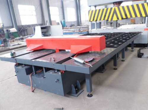 剪闆(pǎn)機是目前(qián)钣金及五(wu)金加工企(qǐ)業占據主(zhu)導地位的(de)剪切設備(bèi)，廣泛應用(yong)于航空配(pèi)件生産、、船(chuán)舶主配件(jian)制造加工(gong)、汽車配件(jian)生産及電(diàn)力電器配(pei)件生産加(jiā)工等諸多(duō)行業、新開(kāi)發的如裝(zhuang)潢業和幕(mu)牆生産企(qi)業等領域(yù)也在逐步(bù)涉及。