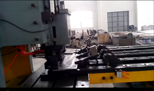 沖床(chuáng)自動送料機是(shì)我國工業化進(jìn)程加速的必然(rán)産物，在钣金的(de)傳送沖壓生産(chan)過程中自動化(hua)設備的應用越(yue)來越廣泛，傳統(tǒng)生産方式基本(ben)全部依靠人工(gong)解決，這樣做不(bú)僅增加生産成(chéng)本，同時還占用(yòng)大量的人力資(zī)源，工業進程的(de)推進也相對緩(huan)慢，随着科學技(ji)術的進步發展(zhǎn)，沖床自動送料(liao)機的應用推廣(guǎng)，基本實現人機(ji)分離，在提高勞(láo)動生産效率的(de)同時又降低了(le)生産成本，智能(neng)化時代來臨。