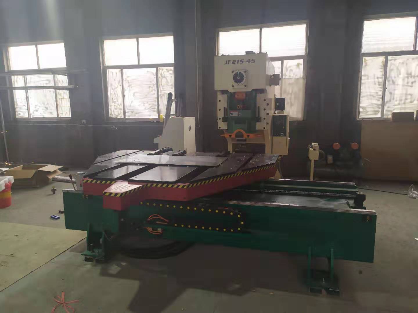 現在國内沖(chong)壓行業已經(jīng)發生了翻天(tian)覆地的變化(hua)，21世紀已經進(jìn)入自動化時(shí)代，要是企業(ye)還是按照傳(chuán)統沖壓工藝(yì)生産，将無法(fa)生存，現在競(jìng)争非常激烈(lie)，客戶對産品(pǐn)精度要求越(yue)來越高，效率(lü)要求越來越(yue)快，還按照80年(nián)代，90年代那種(zhong)靠人力生産(chan)，面臨被淘汰(tai)的危險;那麽(me)我們如何根(gēn)據自己的沖(chong)床選擇合适(shi)數控送料機(ji)呢?送料機的(de)主要結構是(shì)什麽?是怎麽(me)工作的呢?那(nà)麽小編結合(he)11年自動化工(gong)作經驗爲您(nín)介紹一下~