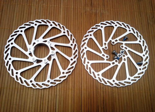 沖壓送料(liao)機涉及山地(di)車刹車盤生(sheng)産行業後，爲(wei)該行業帶來(lái)了巨大的改(gǎi)變，行業多年(nian)不變的生産(chan)方式被完全(quán)打破，主要表(biǎo)現在人機分(fèn)離式的生産(chǎn)方式，及提高(gāo)闆材利用率(lü)方面，另外對(duì)沖壓精度的(de)高标準也得(dé)以實現，總之(zhi)，這款山地車(chē)刹車盤沖壓(ya)送料機确實(shí)推進了該行(háng)業自動化生(sheng)産的進程，下(xià)面咱們一起(qi)來了解一下(xià)這款送料機(jī)的性能。